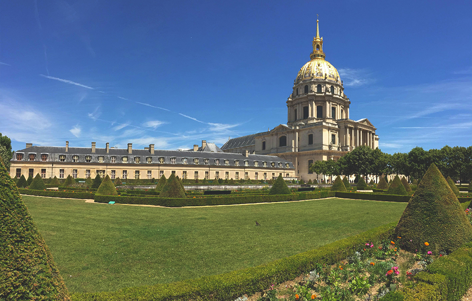 Hotel-des-Invalides grass view infront