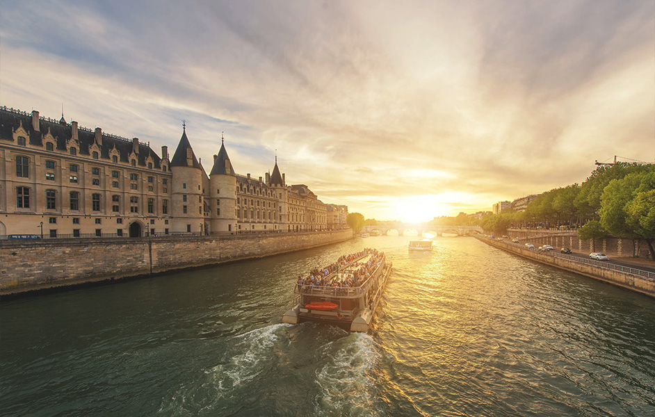 Seine River Cruise: Relaxing boat tour in Paris