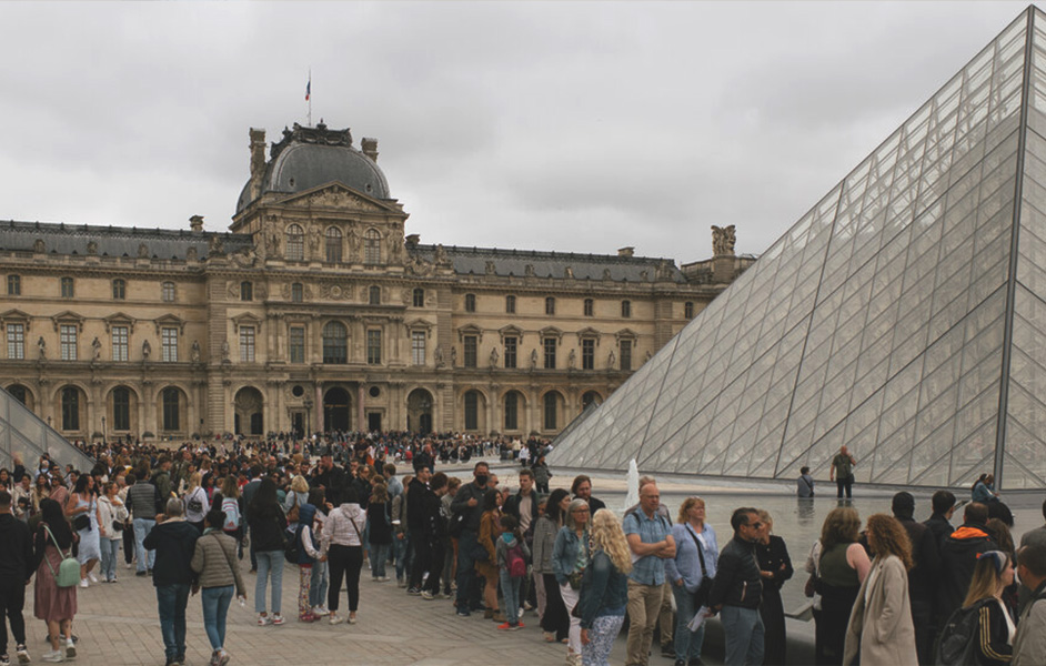 What is the best time to visit the Louvre?