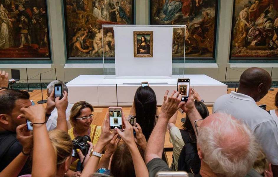 Interior-of-the-Louvre-Museum_s-Denon-Wing-showcasing-famous-artworks-including-the-Mona-Lisa