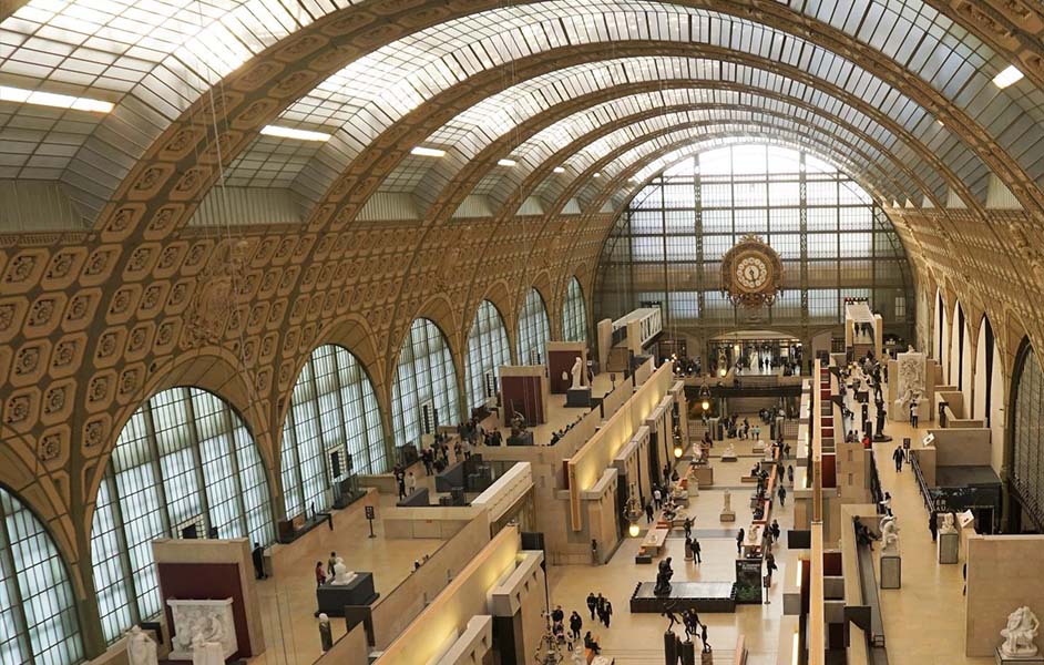 Main-hall-of-Musee-d_Orsay-with-its-grand-clock-and-stunning-architecture