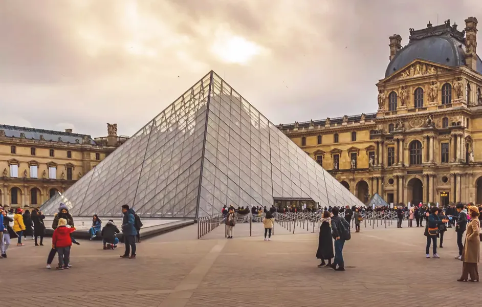 Louvre Museum, Seine River Cruise & Eiffel Tower: Half Day in Cental Paris